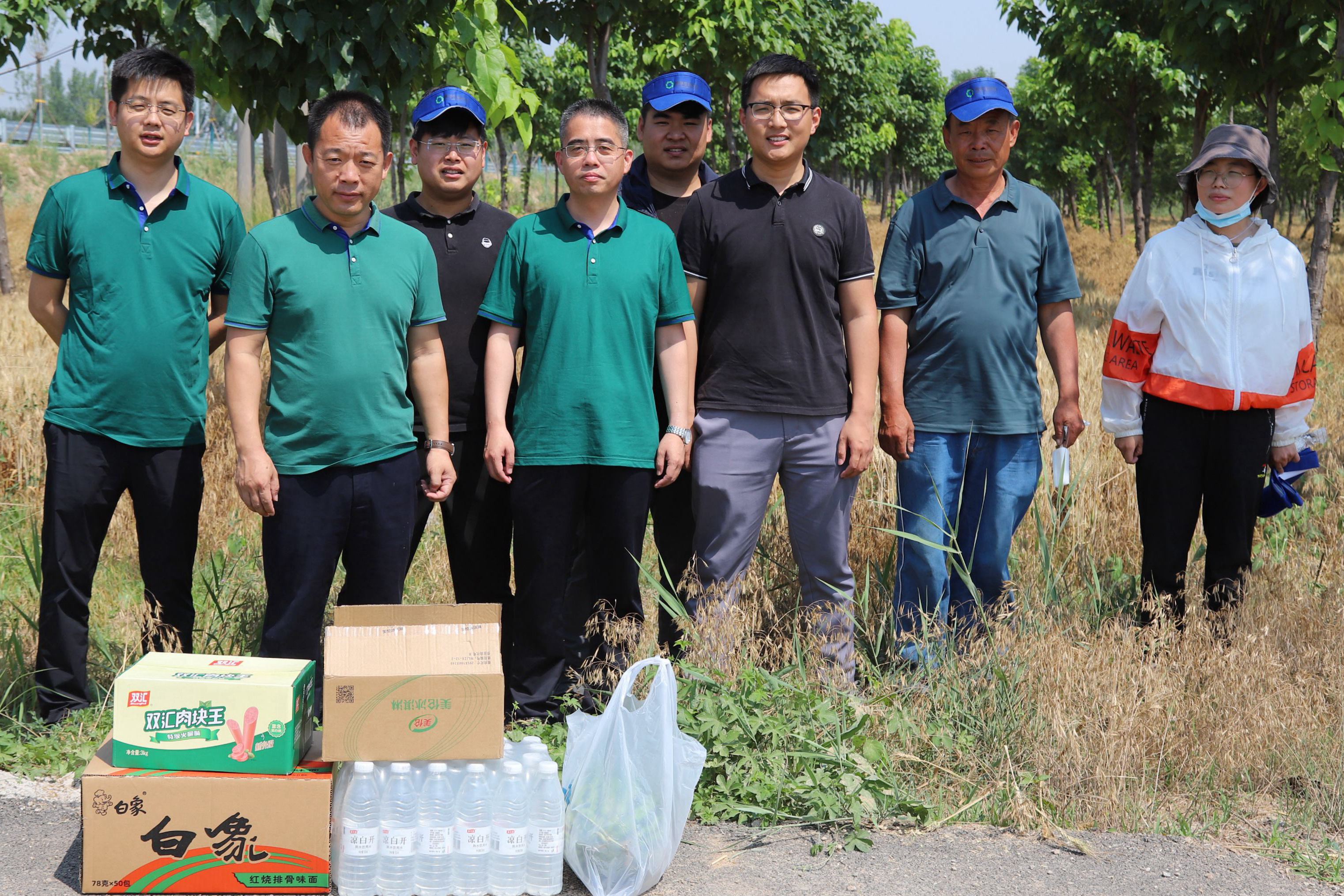 麥收一線送清涼，打贏搶收攻堅戰(zhàn)